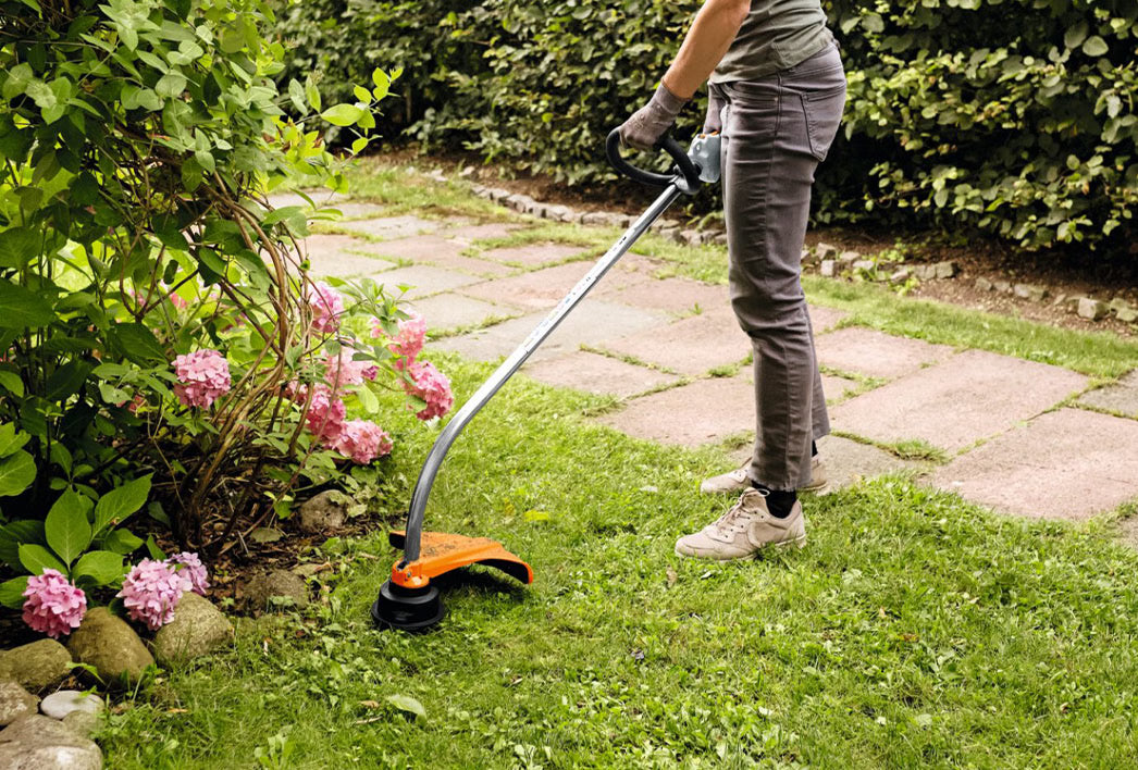 Scegliere i migliori attrezzi per togliere erbacce da prati e giardini