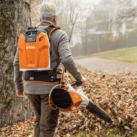 Soffiatore a batteria Stihl BGA 200 per uso professionale.