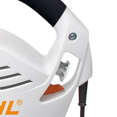 Soffiatore elettrico Stihl BGE 71 molto leggero e silenzioso con bocchetta piatta per piccole superfici.