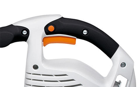 Soffiatore elettrico Stihl BGE 81 potente con bocchetta piatta per uso privato intensivo.