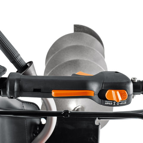 Trivella a scoppio Stihl BT 131 per operatore singolo con impugnatura antivibrante.