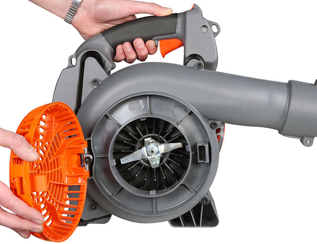 Soffiatore a scoppio OleoMac BV 250 per uso universale con motore da 1,3HP con peso di 3,7Kg.