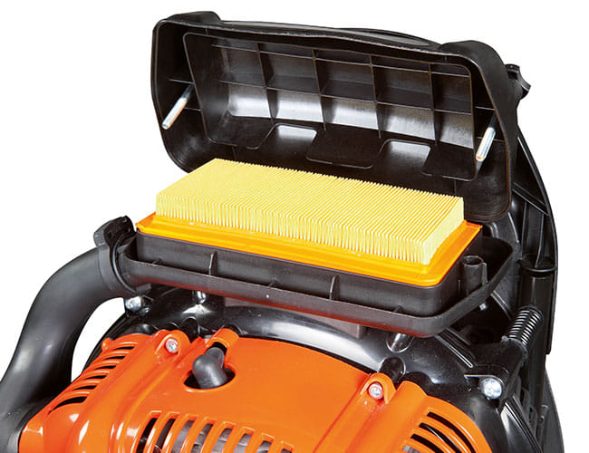 Soffiatore spalleggiato a scoppio OleoMac BV 901 per uso professionale con motore da 5,0HP con peso di 10,4Kg.