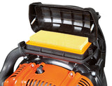 Soffiatore spalleggiato a scoppio OleoMac BV 901 per uso professionale con motore da 5,0HP con peso di 10,4Kg.