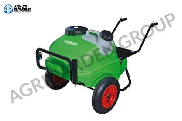 Carrello con botte 130 lt completo di cisterna lavamani 5 lt, 10 mt di tubo 8x13 e lancia a leva per trattamenti