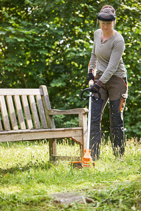 Decespugliatore a batteria Stihl FSA 86 R per uso professionale.