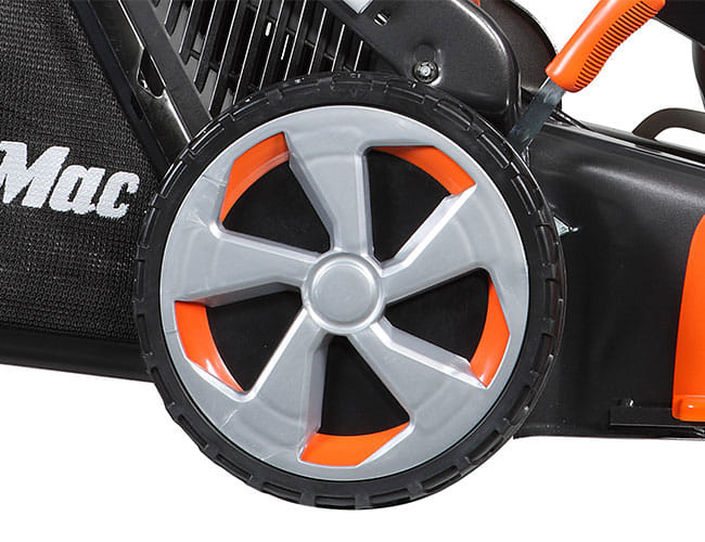 Rasaerba a scoppio OleoMac G 48 TK Allroad Plus 4 con taglio da 46 cm
