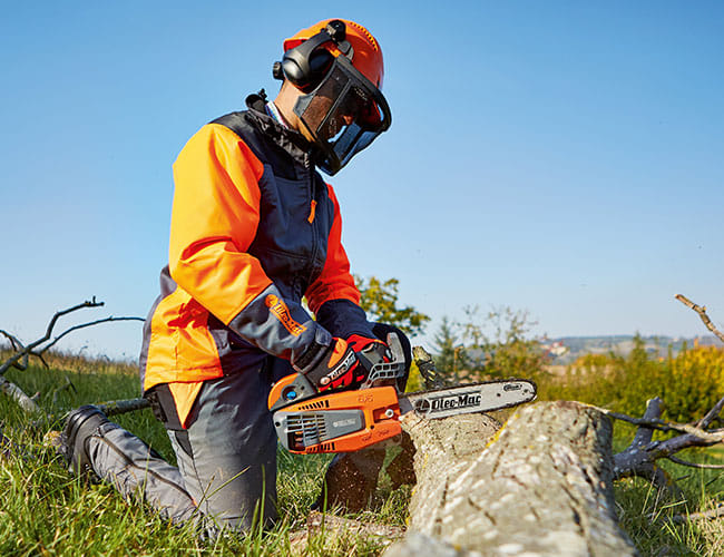 Motosega da potatura a scoppio OleoMac GST 360 per uso professionale con motore da 2,0HP