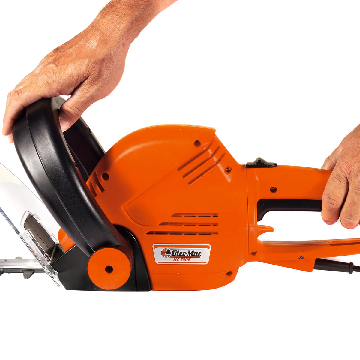 Tagliasiepi elettrico OleoMac HC 750 E per uso privato con lama da 700mm da 700W.