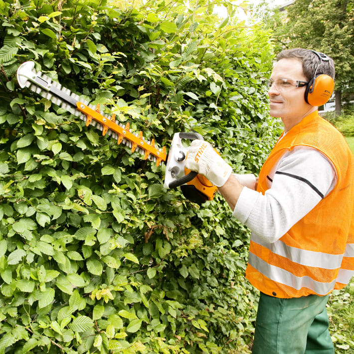 Tagliasiepi a scoppio Stihl HS 56 C-E molto comfortevole con lama da 60cm.