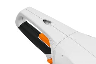 Tagliasiepi a batteria Stihl HSA 30 con un peso di 2kg e lama da 45cm.