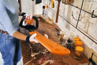 Tagliasiepi a batteria Stihl HSA 30 con un peso di 2kg e lama da 45cm.