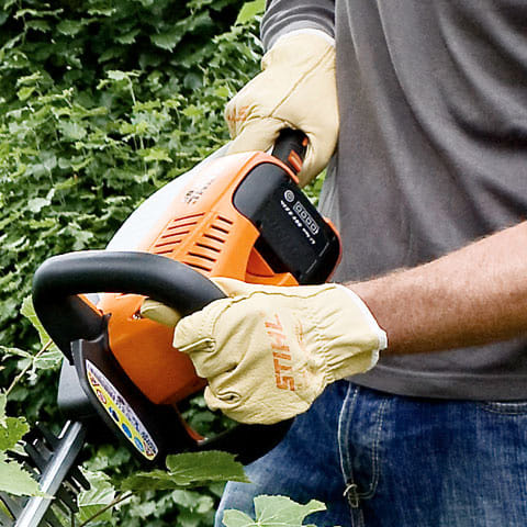 Tagliasiepe a batteria Stihl HSA 50 leggero per uso privato con lama da 50cm.