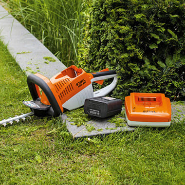 Tagliasiepe a batteria Stihl HSA 66 della linea PRO con lama da 50cm.