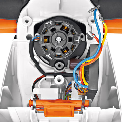 Tagliasiepe a batteria Stihl HSA 130 R della linea PRO per siepi robuste e spesse con lama da 75cm.