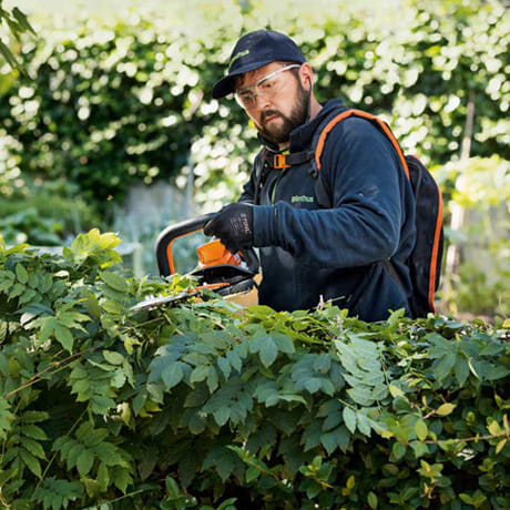 Tagliasiepe a batteria Stihl HSA 130 R della linea PRO per siepi robuste e spesse con lama da 75cm.