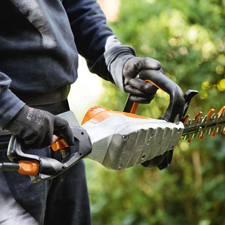 Tagliasiepe a batteria Stihl HSA 130 T della linea PRO per tagli fini e precisi con lama da 75cm.