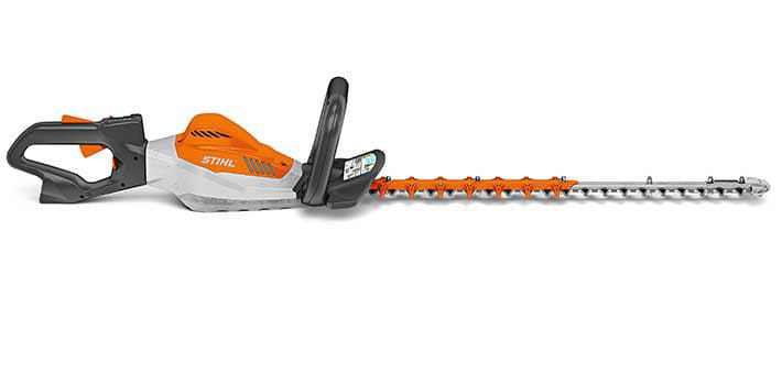 Tagliasiepe a batteria Stihl HSA 130 T della linea PRO per tagli fini e precisi con lama da 75cm.