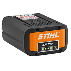 Tagliasiepe a batteria Stihl HSA 130 T della linea PRO per tagli fini e precisi con lama da 75cm.