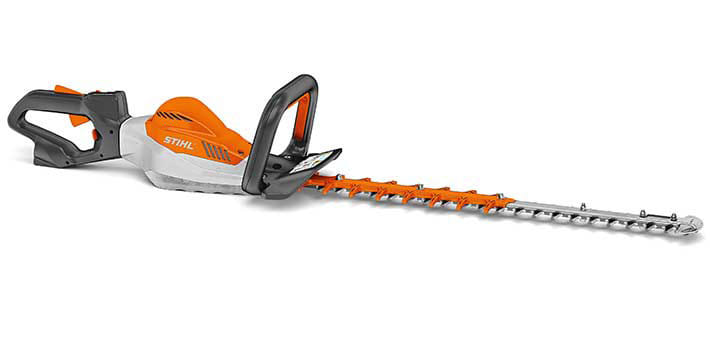 Tagliasiepe a batteria Stihl HSA 130 T della linea PRO per tagli fini e precisi con lama da 75cm.
