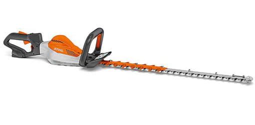 Tagliasiepe a batteria Stihl HSA 130 T della linea PRO per tagli fini e precisi con lama da 75cm.