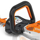 Tagliasiepe a batteria Stihl HSA 130 T della linea PRO per tagli fini e precisi con lama da 75cm.