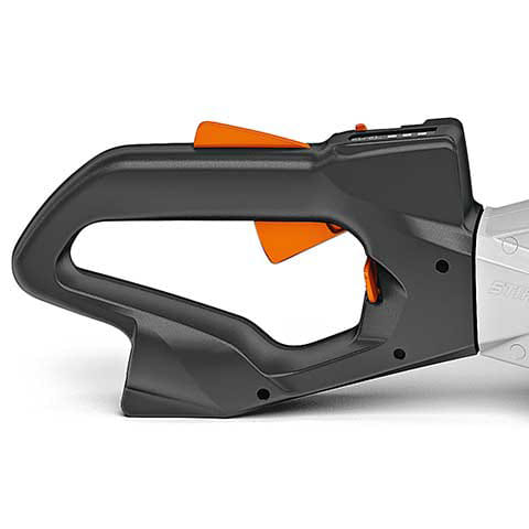 Tagliasiepe a batteria Stihl HSA 130 T della linea PRO per tagli fini e precisi con lama da 75cm.