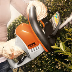 Tagliasiepi elettrico Stihl HSE 42 molto leggero con lama da 45cm.