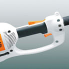 Potatore elettrico ad asta fissa Stihl HTE 60 con barra da 30cm e lunghezza totale di 210cm.