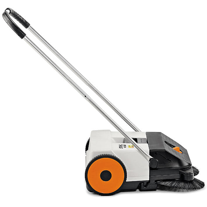 Spazzatrice manuale Stihl KG 550 compatta per utilizzatori privati.