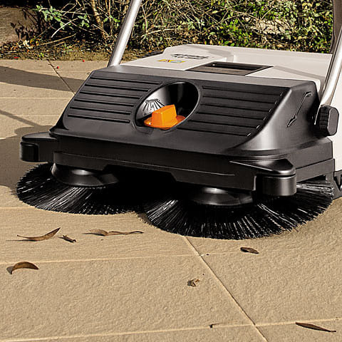Spazzatrice manuale Stihl KG 550 compatta per utilizzatori privati.