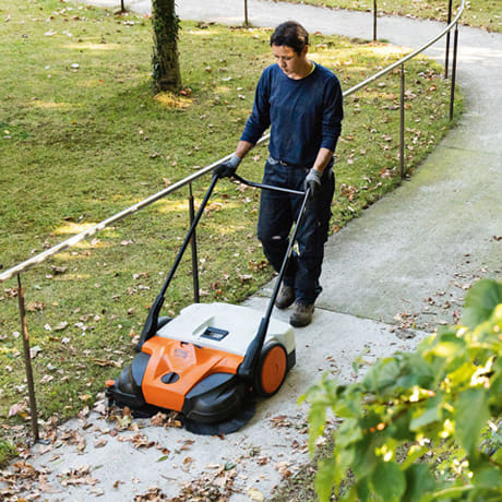 Spazzatrice a batteria Stihl KGA 770 per uso professionale