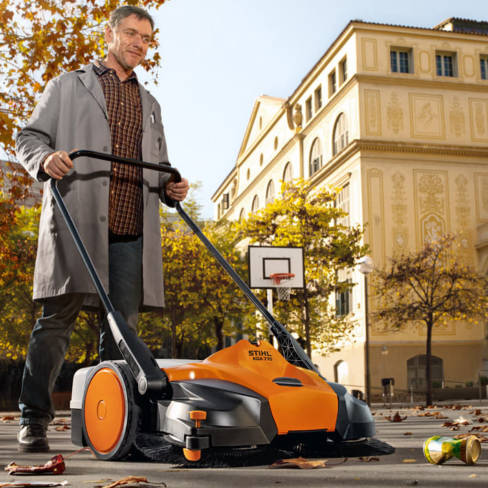 Spazzatrice a batteria Stihl KGA 770 per uso professionale