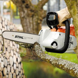 Motosega a batteria Stihl MSA 160 C-B con tendicatena rapido, peso di 3,1Kg e barra da 30cm.