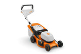 Rasaerba a batteria Stihl RMA 253 con larghezza di taglio di 51cm.