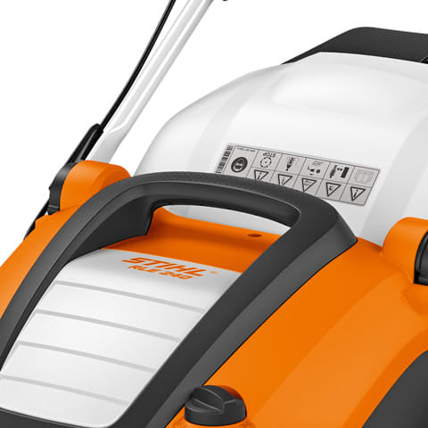 Arieggiatore elettrico Stihl RLE 240 con rullo da 20 lame con motore da 1,5kW.