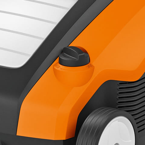 Arieggiatore elettrico Stihl RLE 240 con rullo da 20 lame con motore da 1,5kW.