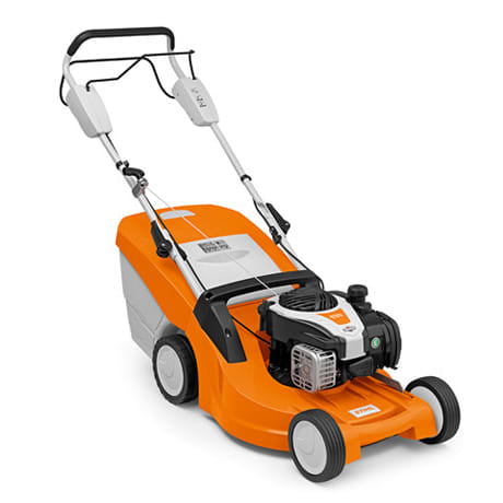 Rasaerba trazionato a scoppio Stihl RM 448 TX con larghezza di taglio da 46cm e sacco di raccolta da 55 litri.
