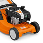 Rasaerba trazionato a scoppio Stihl RM 448 TX con larghezza di taglio da 46cm e sacco di raccolta da 55 litri.
