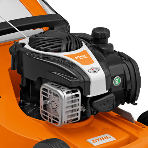 Rasaerba trazionato a scoppio Stihl RM 448 TX con larghezza di taglio da 46cm e sacco di raccolta da 55 litri.