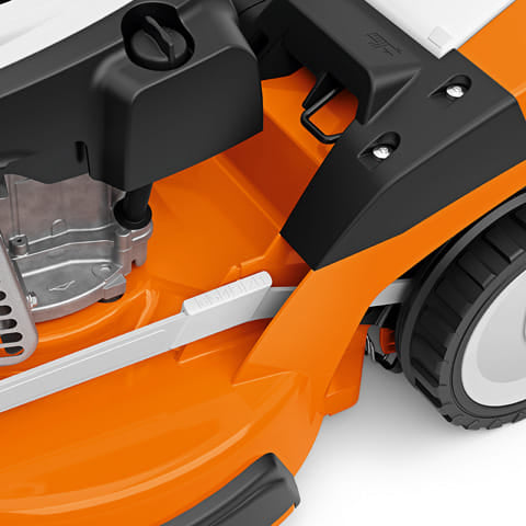 Rasaerba trazionato a scoppio Stihl RM 650 T con larghezza di taglio da 48cm e sacco di raccolta da 70litri.