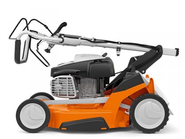 Rasaerba trazionato a scoppio Stihl RM 650 T con larghezza di taglio da 48cm e sacco di raccolta da 70litri.