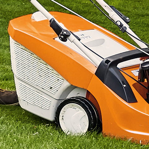 Rasaerba trazionato a scoppio Stihl RM 650 T con larghezza di taglio da 48cm e sacco di raccolta da 70litri.