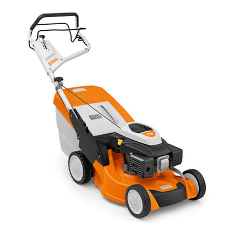 Rasaerba a scoppio trazionato con variatore Stihl RM 650 V con larghezza di taglio da 48cm.