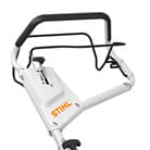 Rasaerba a scoppio trazionato con variatore Stihl RM 655 V con larghezza di taglio da 53 cm.