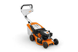 Rasaerba a scoppio Stihl RM 248 con larghezza di taglio da 46cm e cesto di raccolta da 55litri.