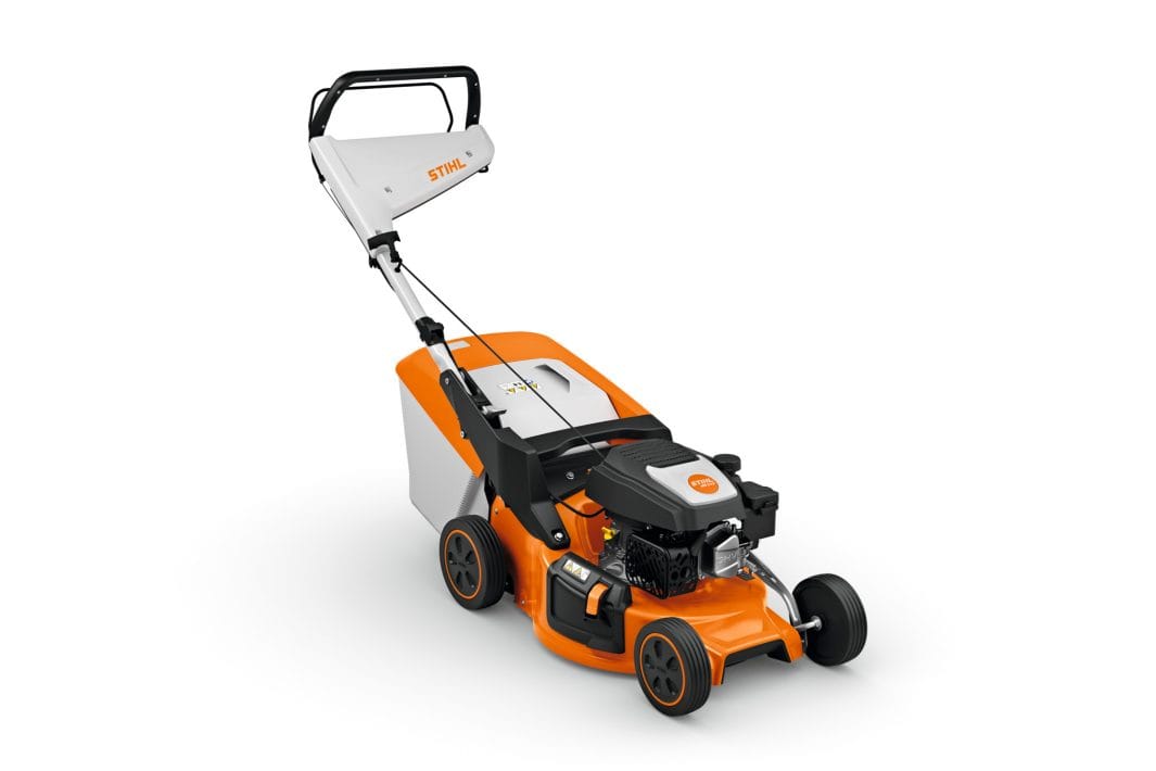 Rasaerba a scoppio Stihl RM 248 con larghezza di taglio da 46cm e cesto di raccolta da 55litri.