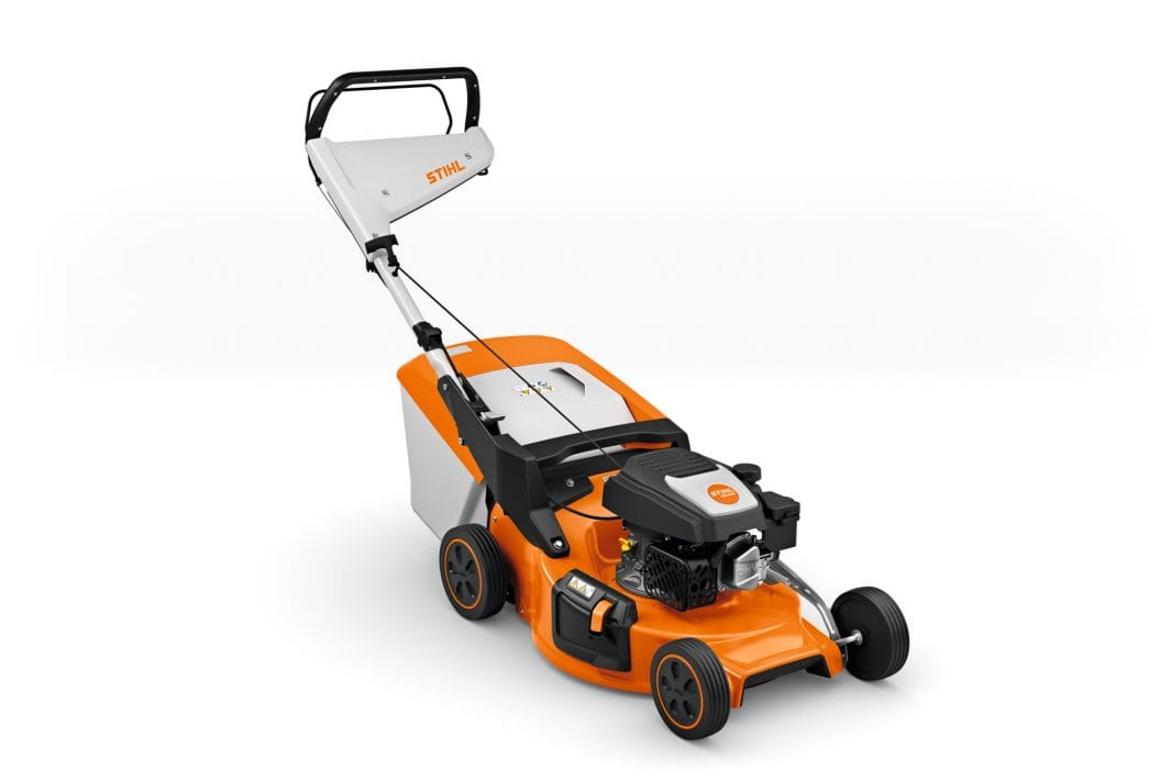 Rasaerba a scoppio Stihl RM 253 con larghezza di taglio da 51cm e sacco di raccolta da 55 litri.