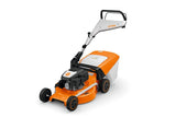 Rasaerba a scoppio Stihl RM 253 con larghezza di taglio da 51cm e sacco di raccolta da 55 litri.