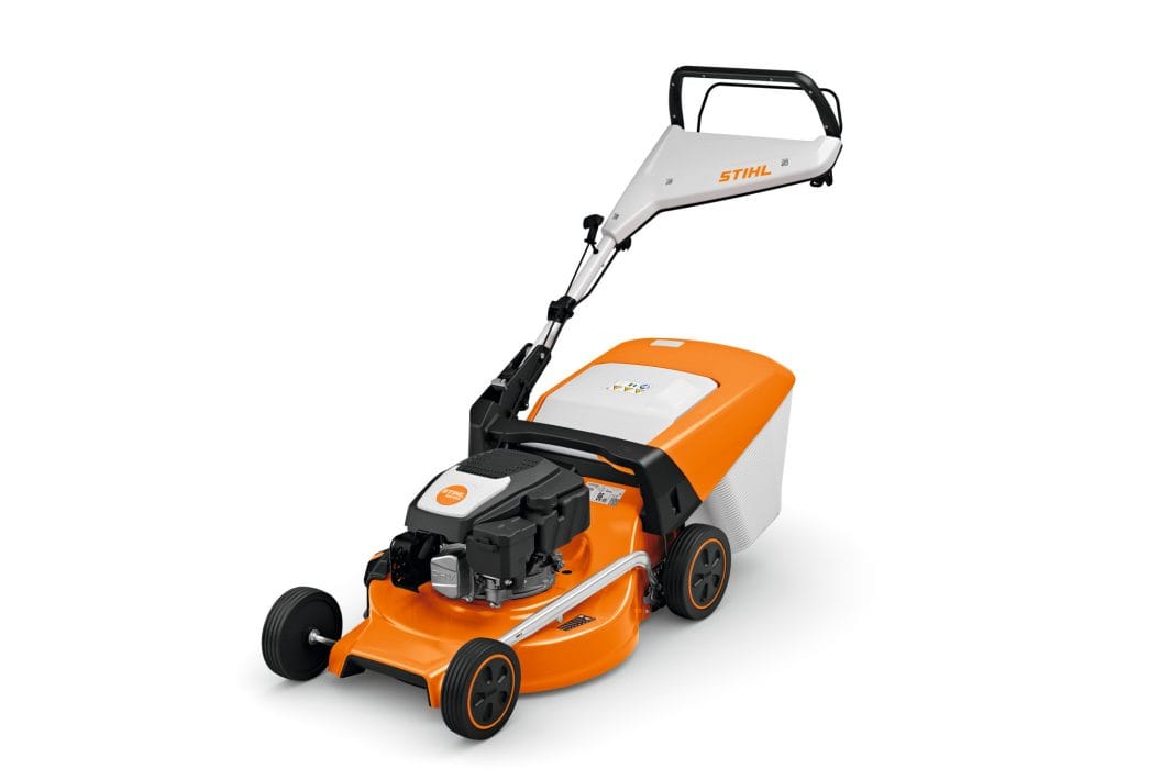 Rasaerba a scoppio Stihl RM 253 con larghezza di taglio da 51cm e sacco di raccolta da 55 litri.